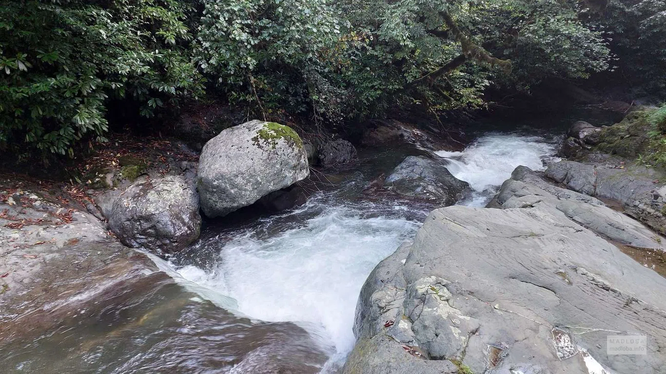 Маленький водопад реки в каньоне Гвалашара