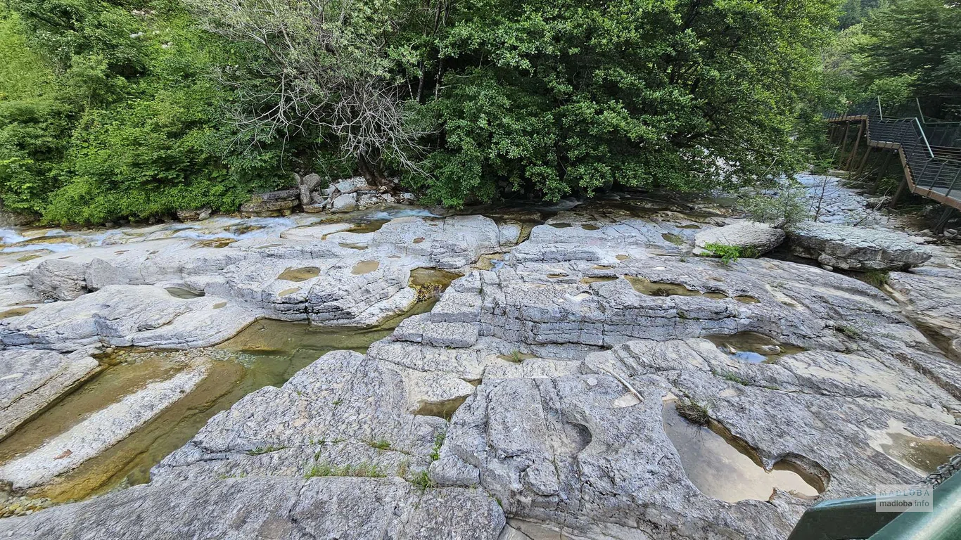 Каменистые берега у реки в каньоне Окаце