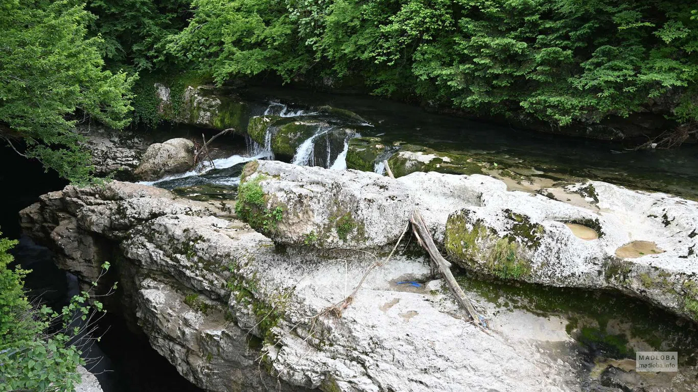 Маленькие водопадики на реке в каньоне Окаце