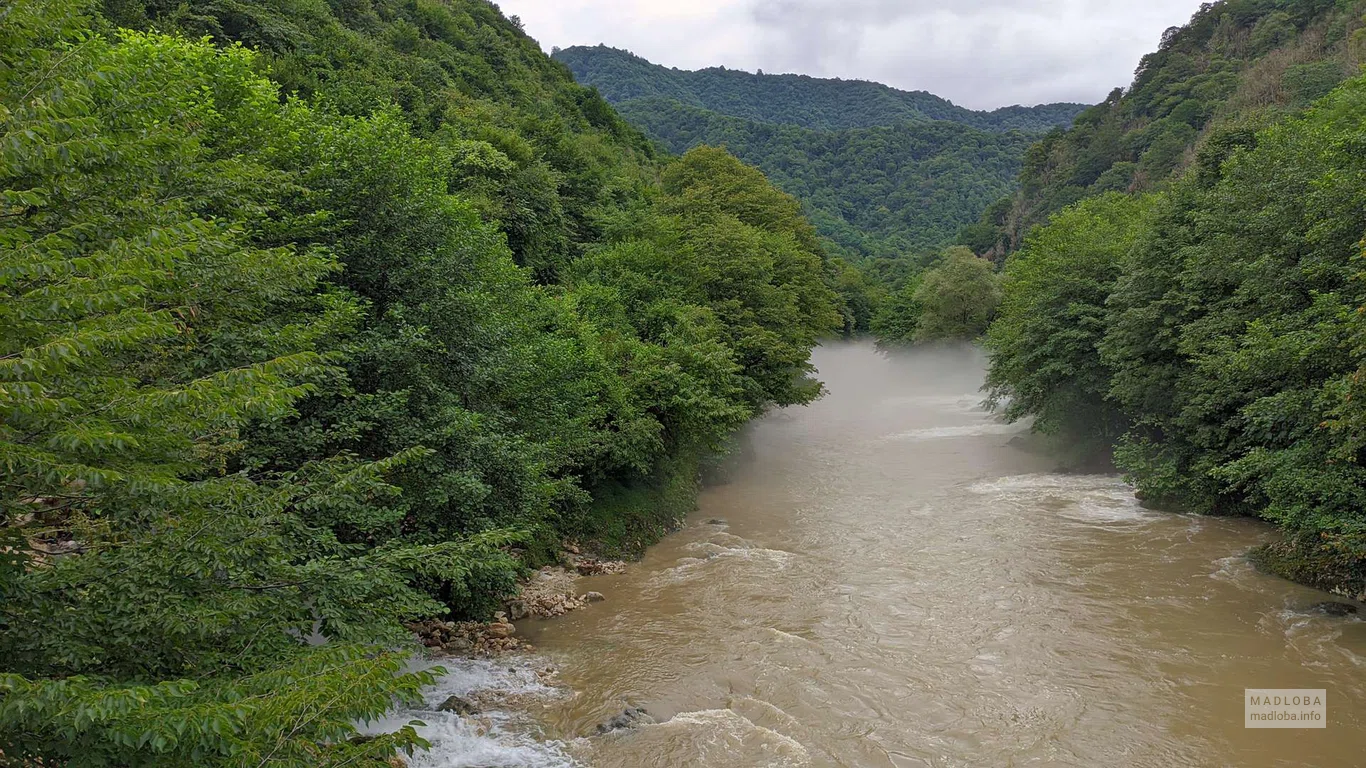 Спокойная река в каньоне Шурубуму