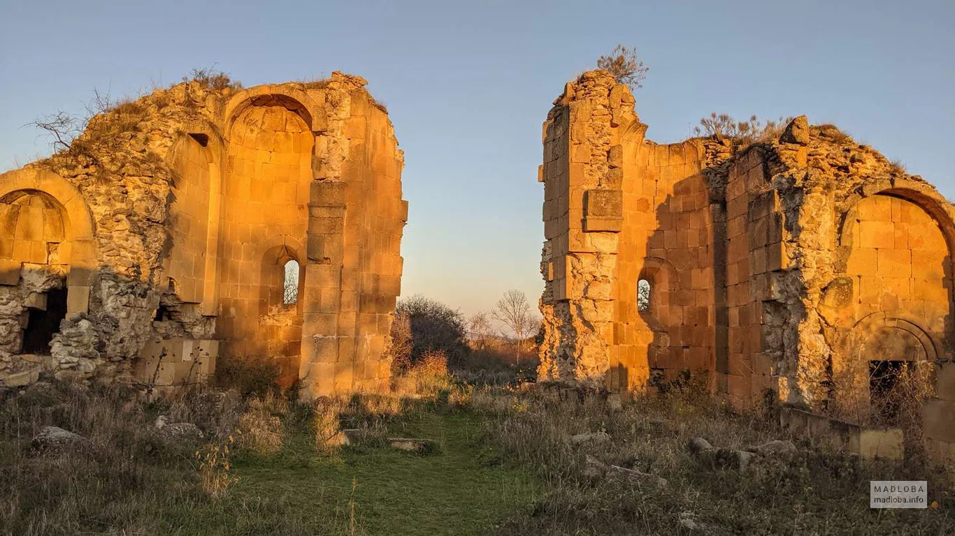 Разрушенное здание в лучах солнца в каньоне в Самшвилде