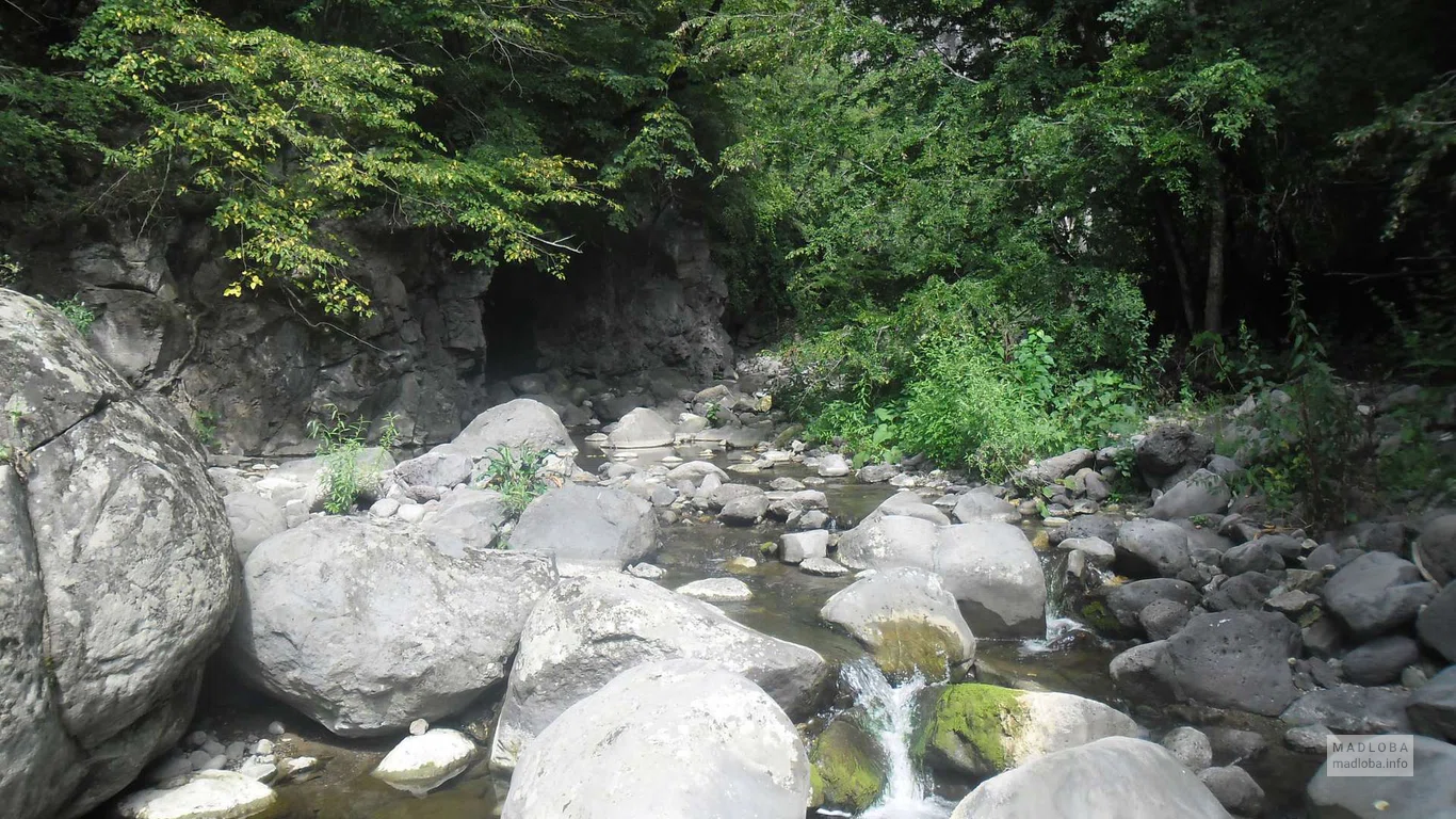 Камни на реке в каньоне в Самшвилде