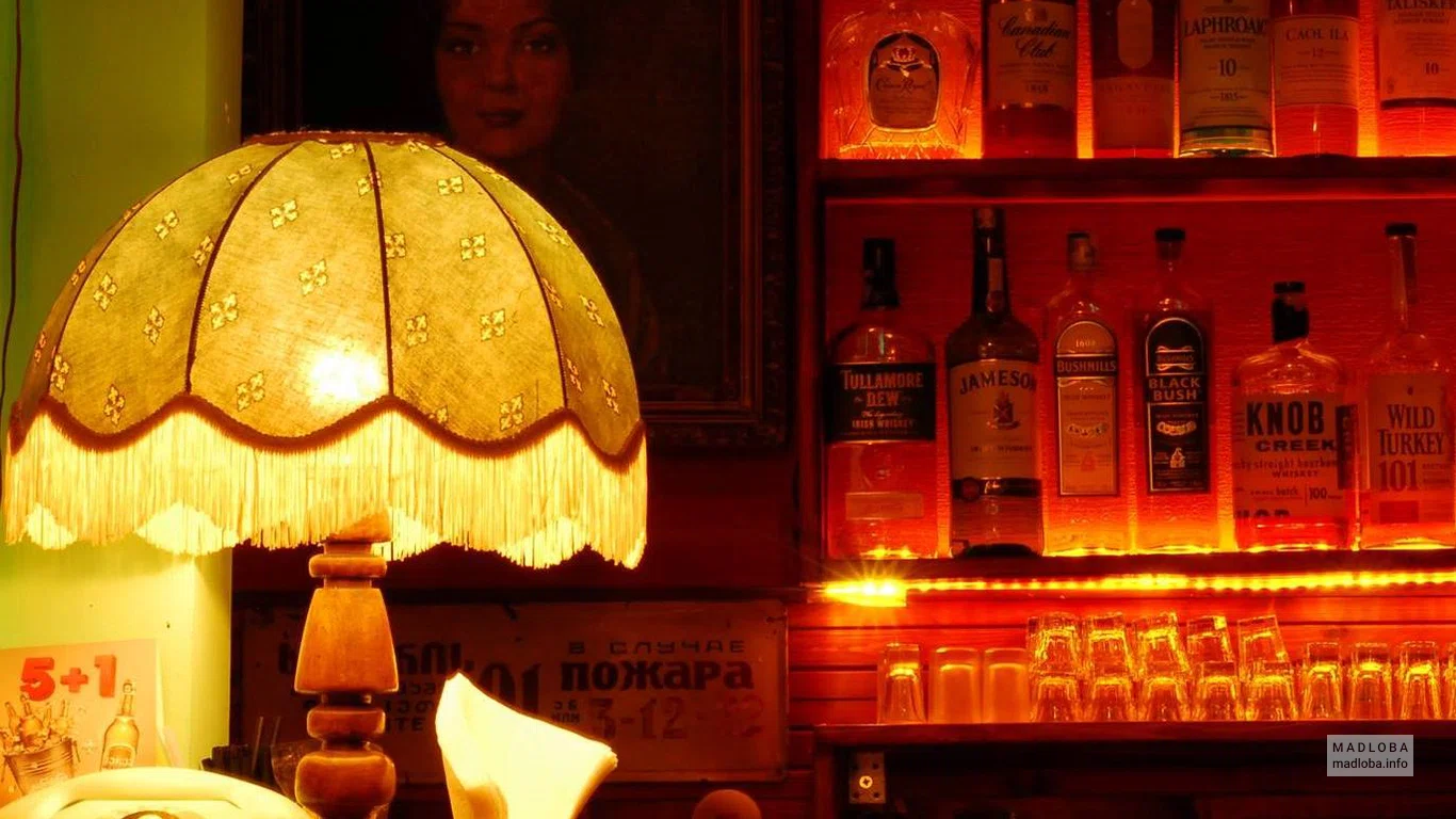 Лампа под абажуром на столике в Кантора бар