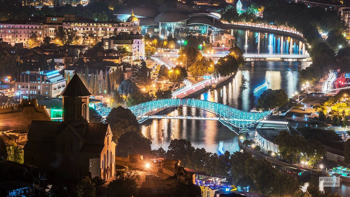 Вид на ночной город Грузии