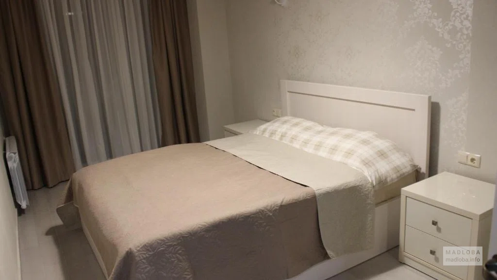Кровать в Апартаментах Катамадзе