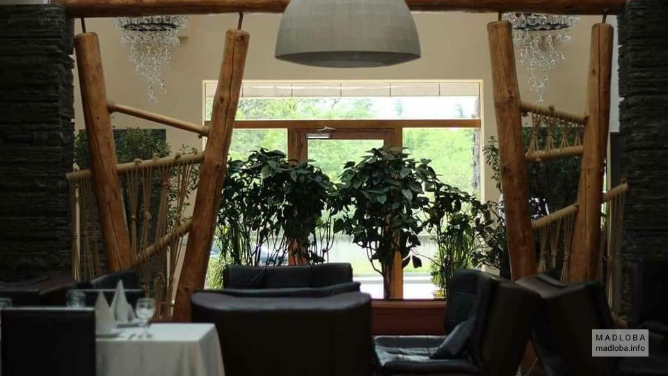 Деревянные столбы в декоре ресторана Керия