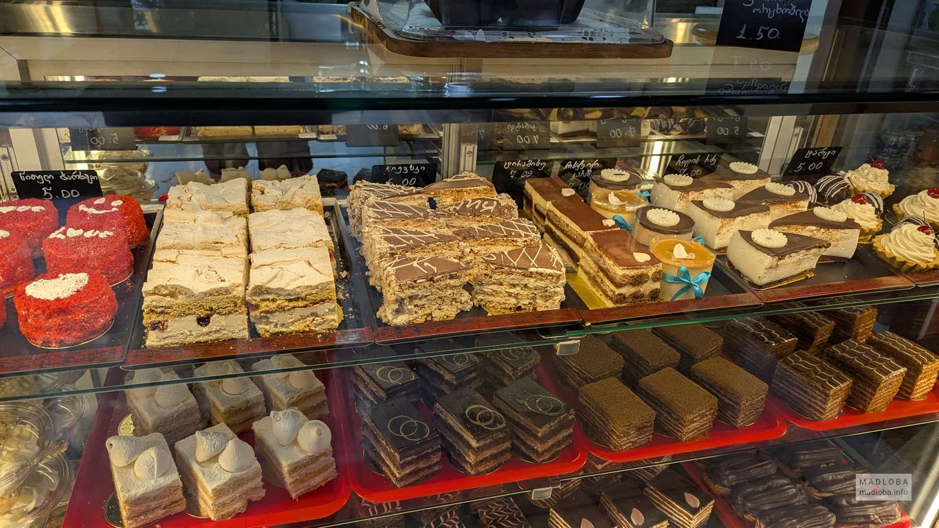 Свежие пирожные в кондитерской Ketansa