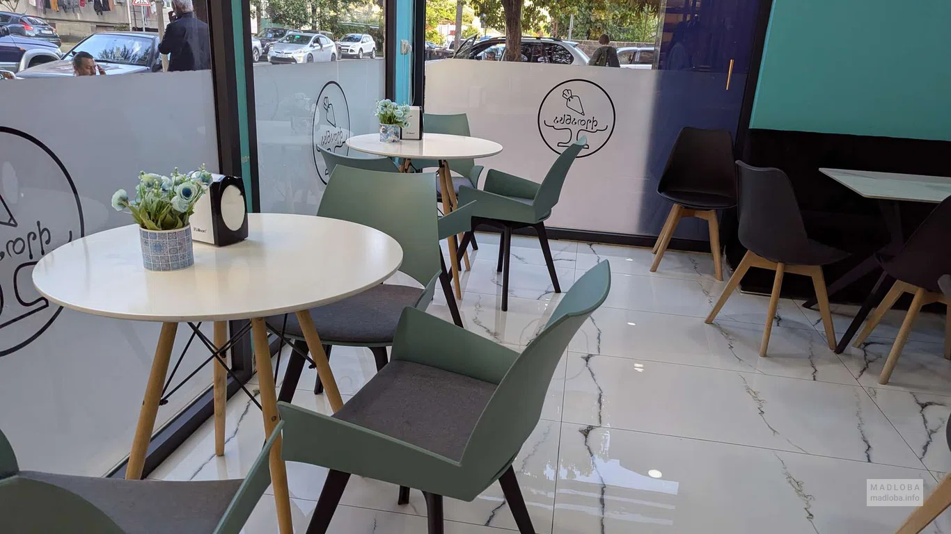 Столики в кафе-кондитерской Ketansa