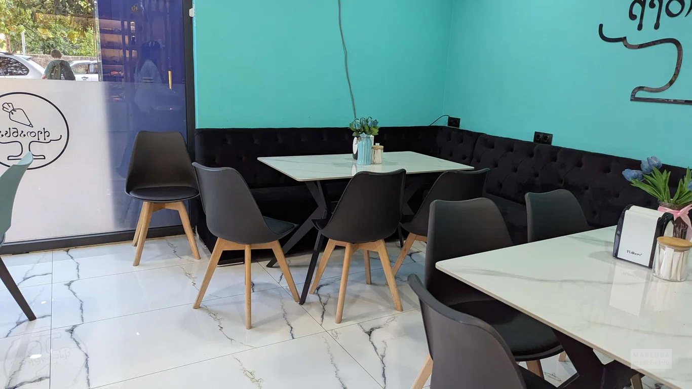 Столики в кафе-кондитерской Ketansa в Батуми