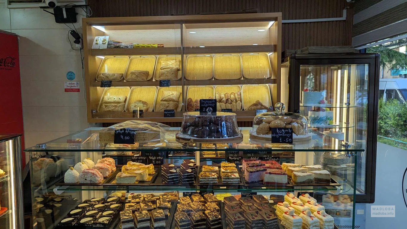 Торты и пирожные на витрине в кафе-кондитерской Ketansa