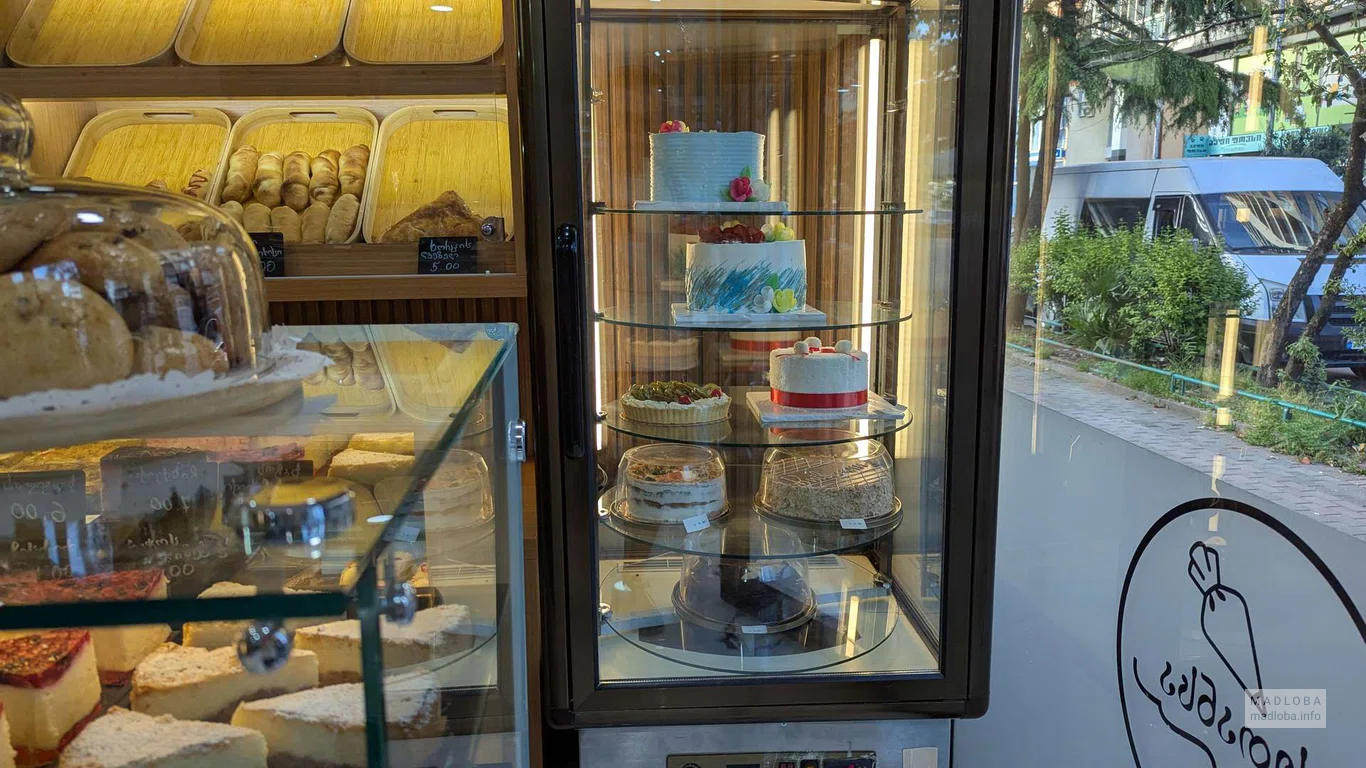 Вкусные торты на витрине в кафе-кондитерской Ketansa