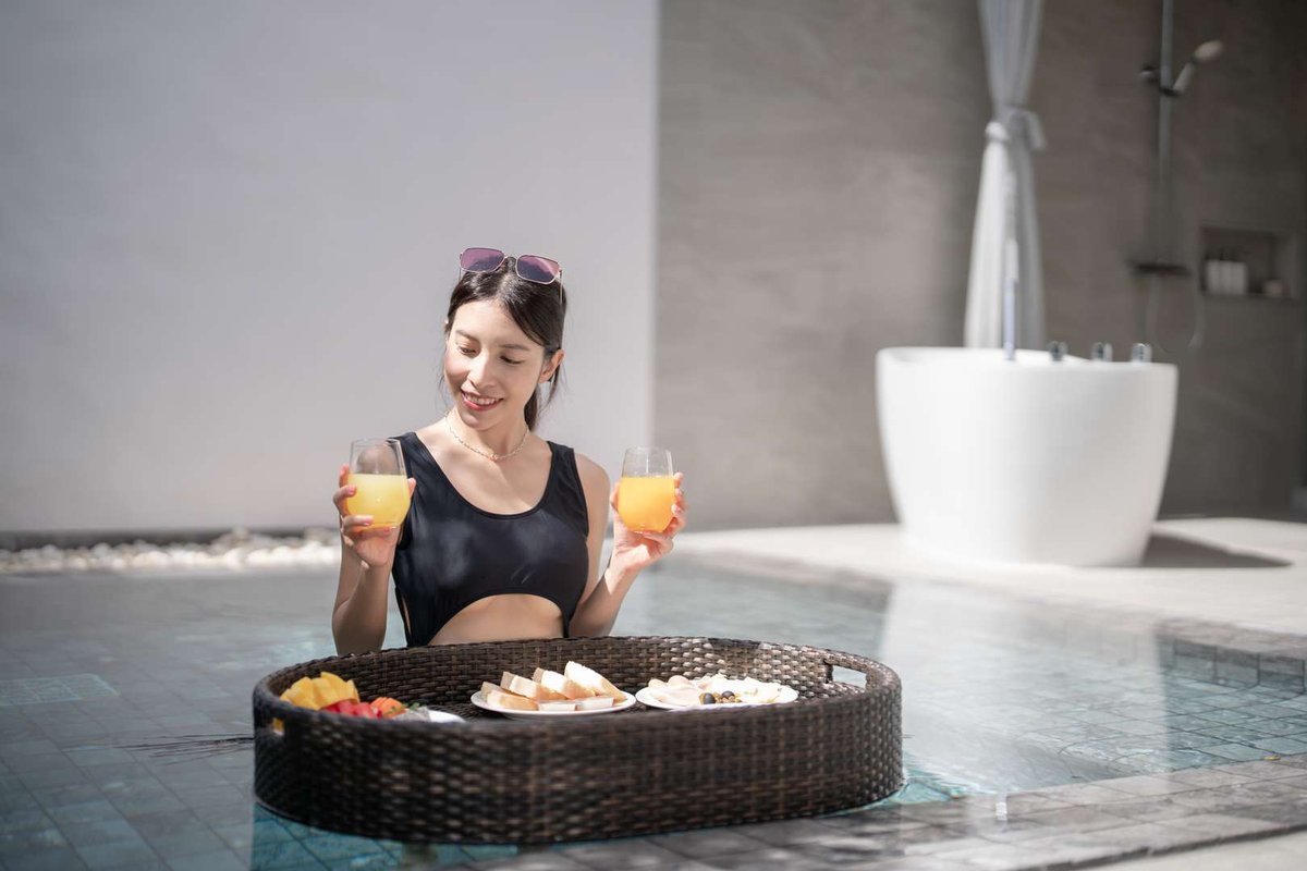 Завтрак в бассейне