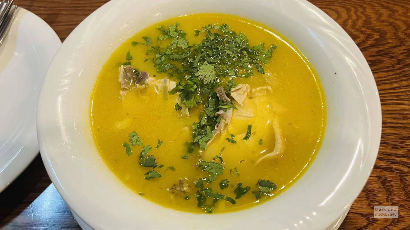 Подача супа в ресторане Khinklis Gemo +