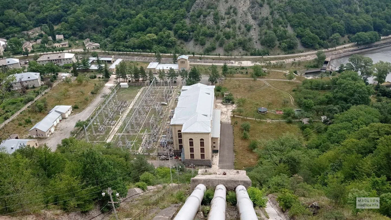 Вид с горы на территорию Храми ГЭС