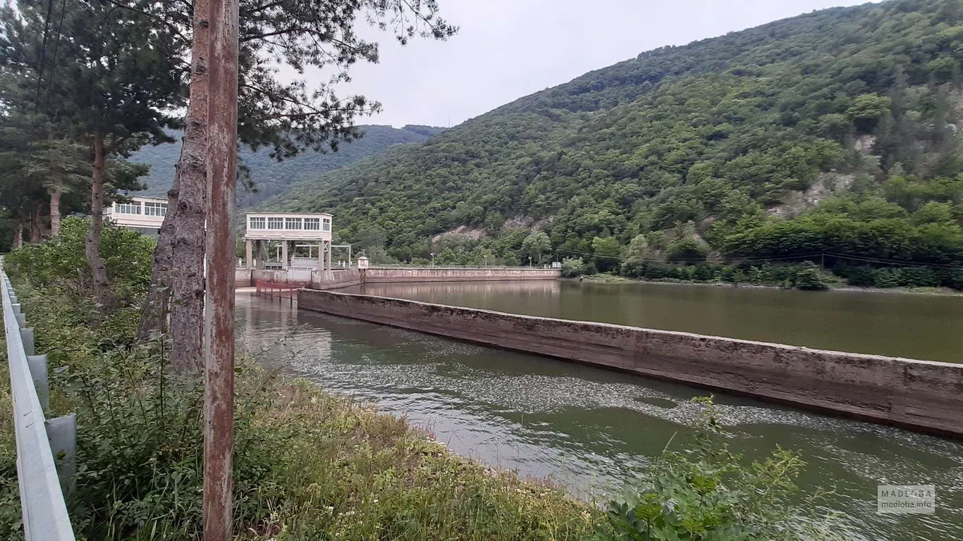 Водоем Храми ГЭС в окружении зеленых гор