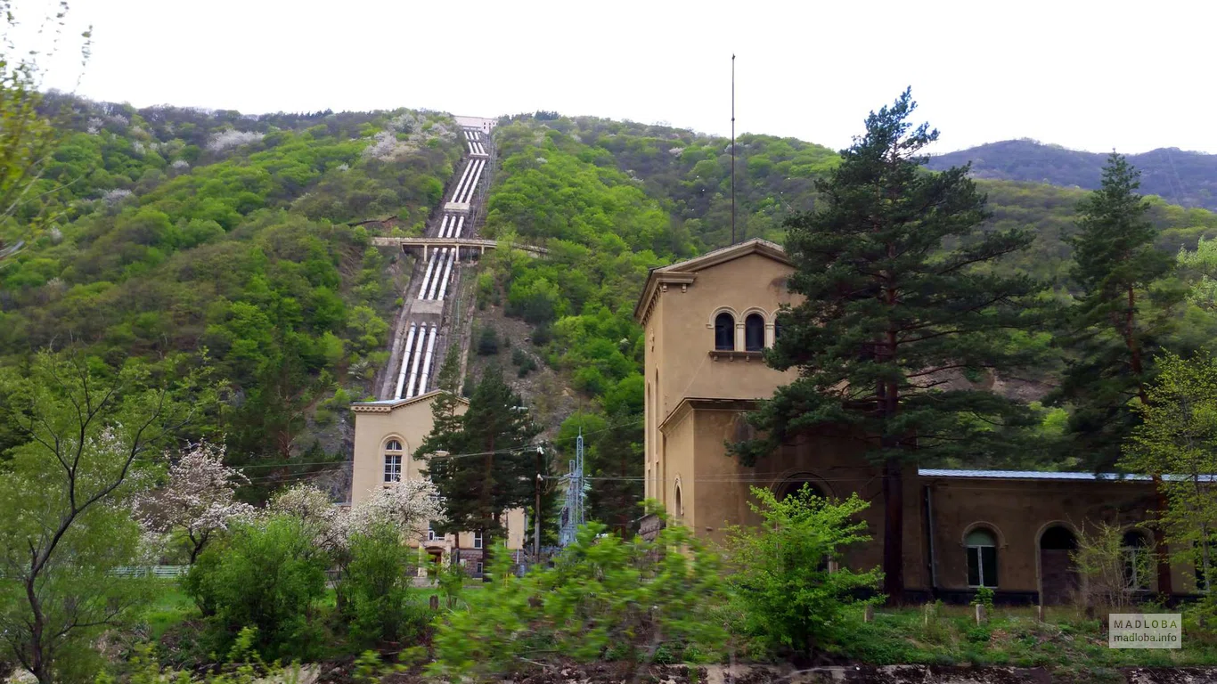 Трубы Храми ГЭС идут вверх по горному склону