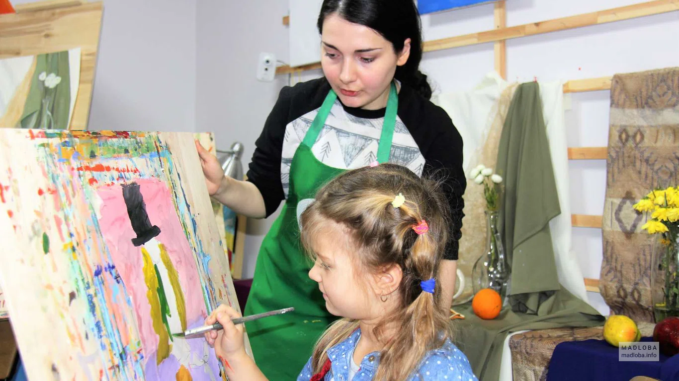 Девочка учится писать картину в Художественной школе Анастасии Корниловой