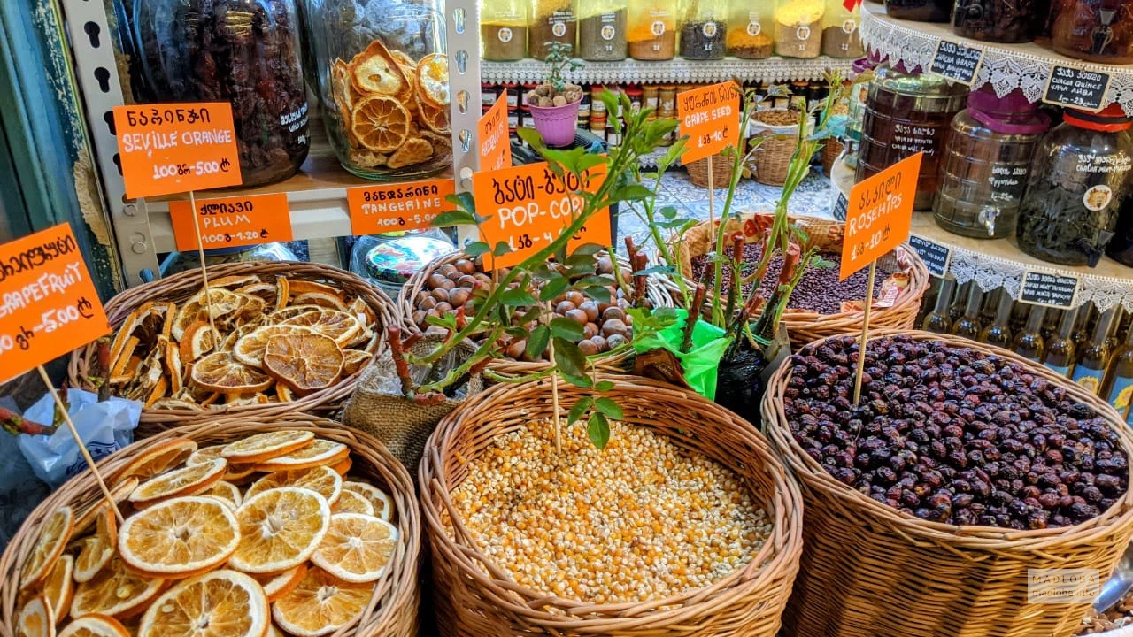 Корзины с сушеными фруктами в магазине Хурджини