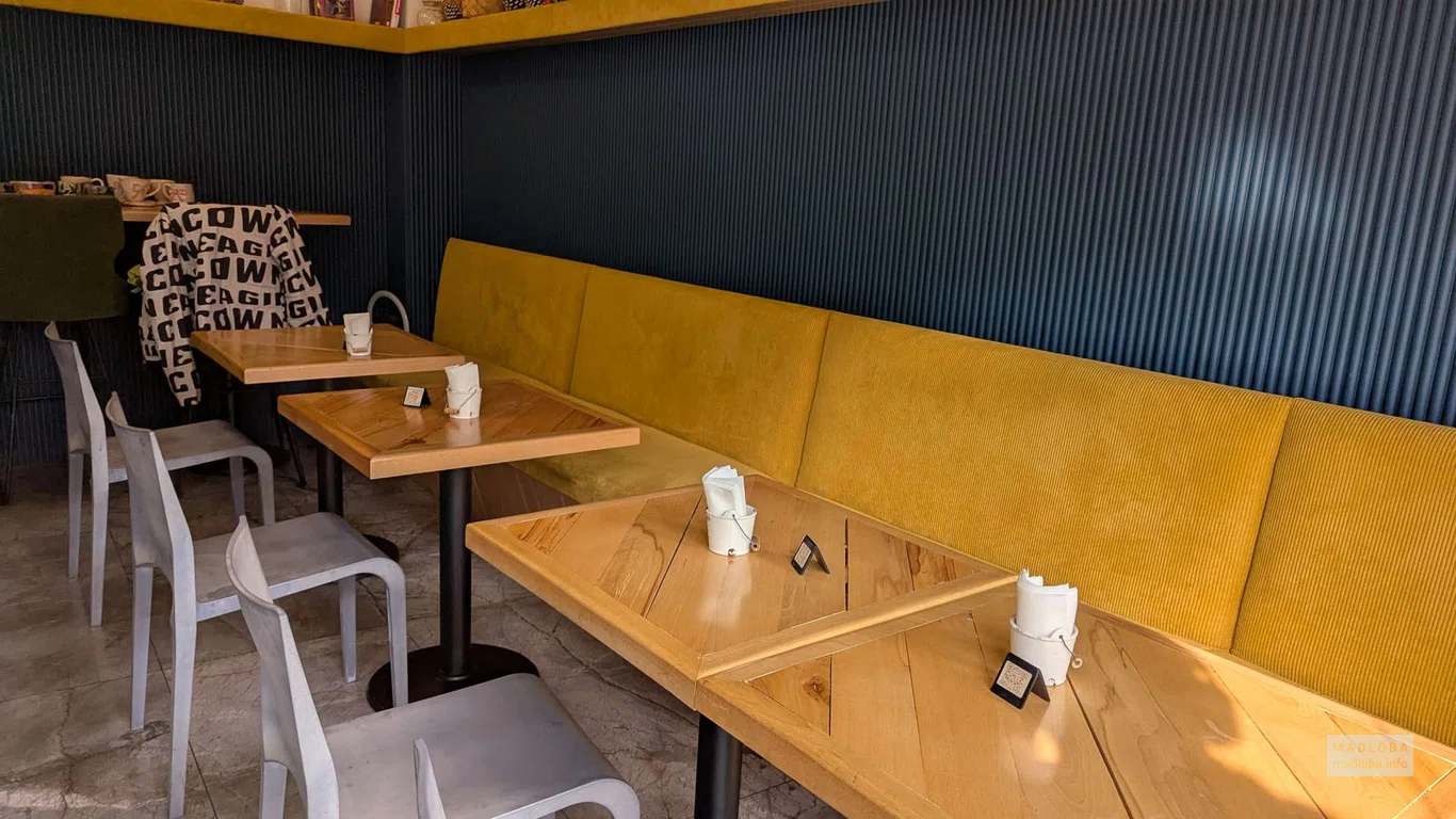 столики в кафе Kidev Erti