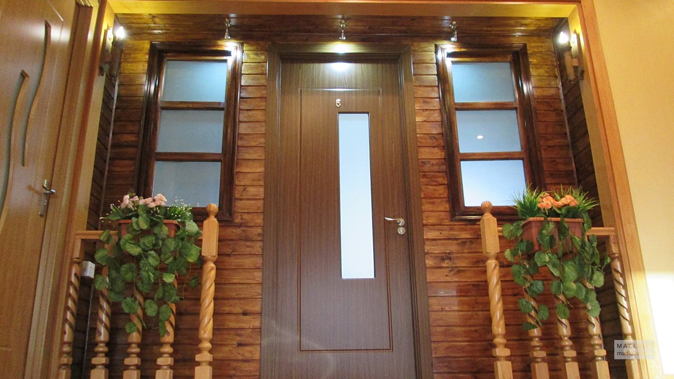 Дверь хостела Kiki в Тбилиси