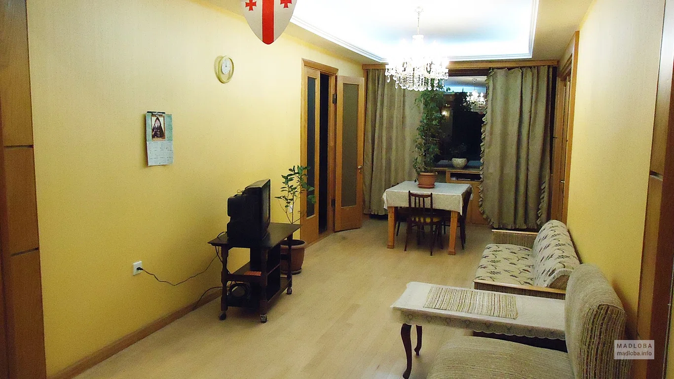Мебель в интерьере хостела в Тбилиси