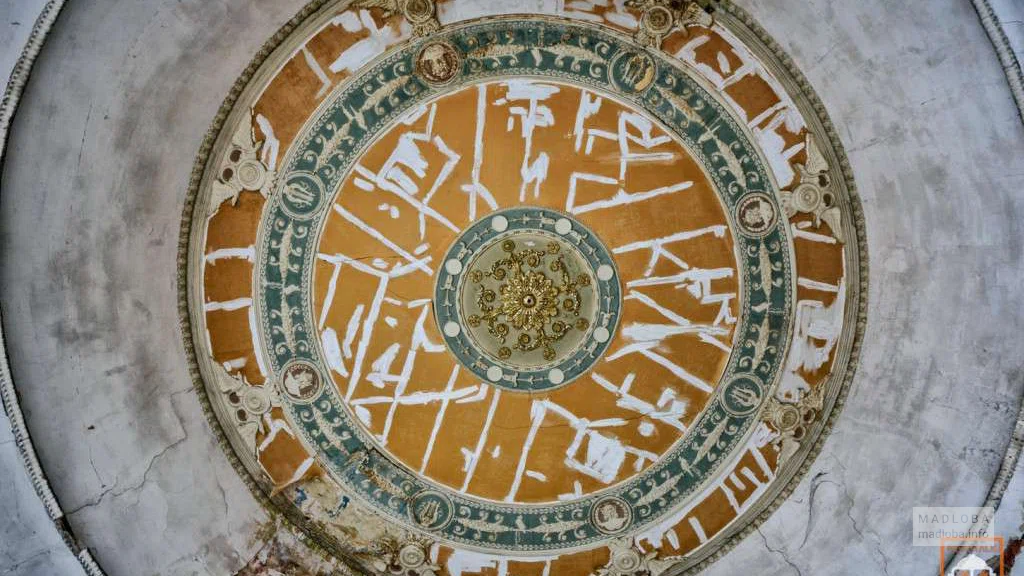 Красивый потолок в кинотеатре«Аполло»