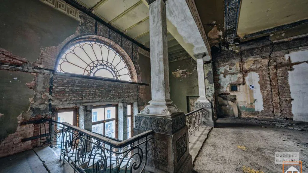 Заброшенный кинотеатр «Аполло» в Тбилиси