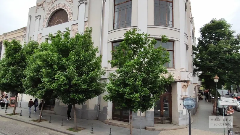 Старейший кинотеатр Тбилиси — история, стиль и возрождение «Аполло»