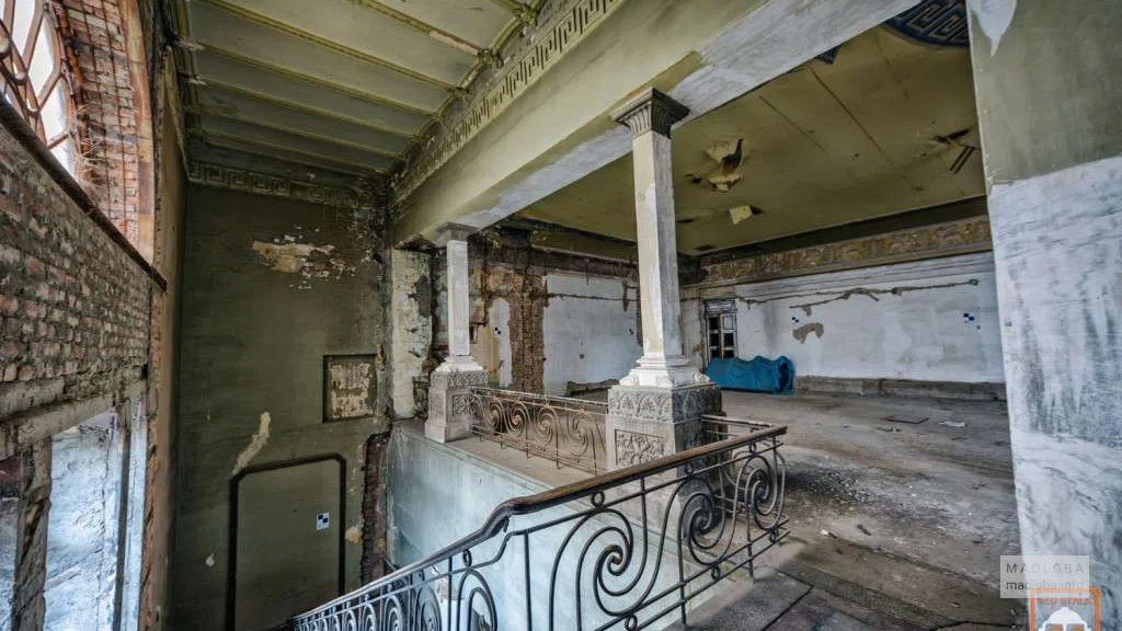 Заброшенный кинотеатр Аполло - вид изнутри