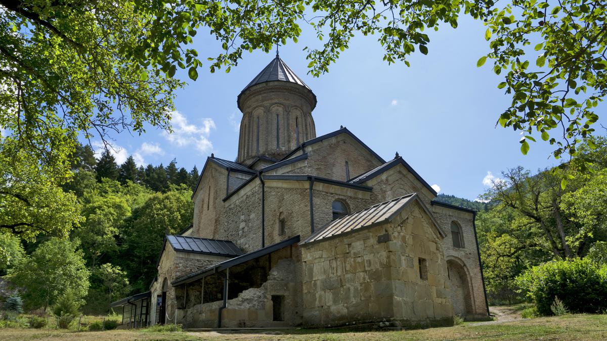 Вид на монастырь Кинтцвиси