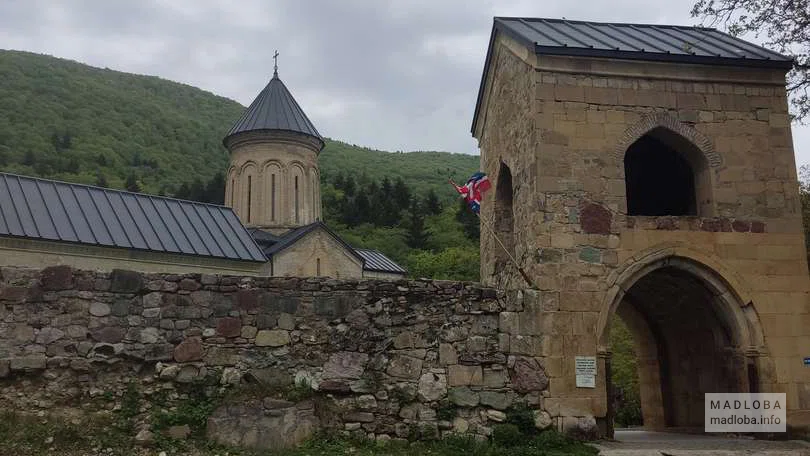 Кинцвисский женский монастырь в честь Святой Нино