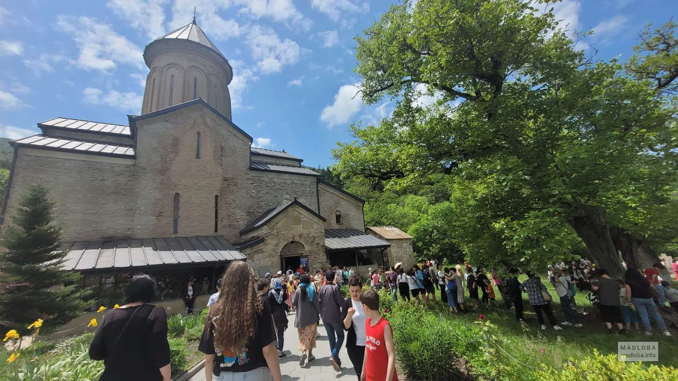 Кинцвисский женский монастырь в честь Святой Нино