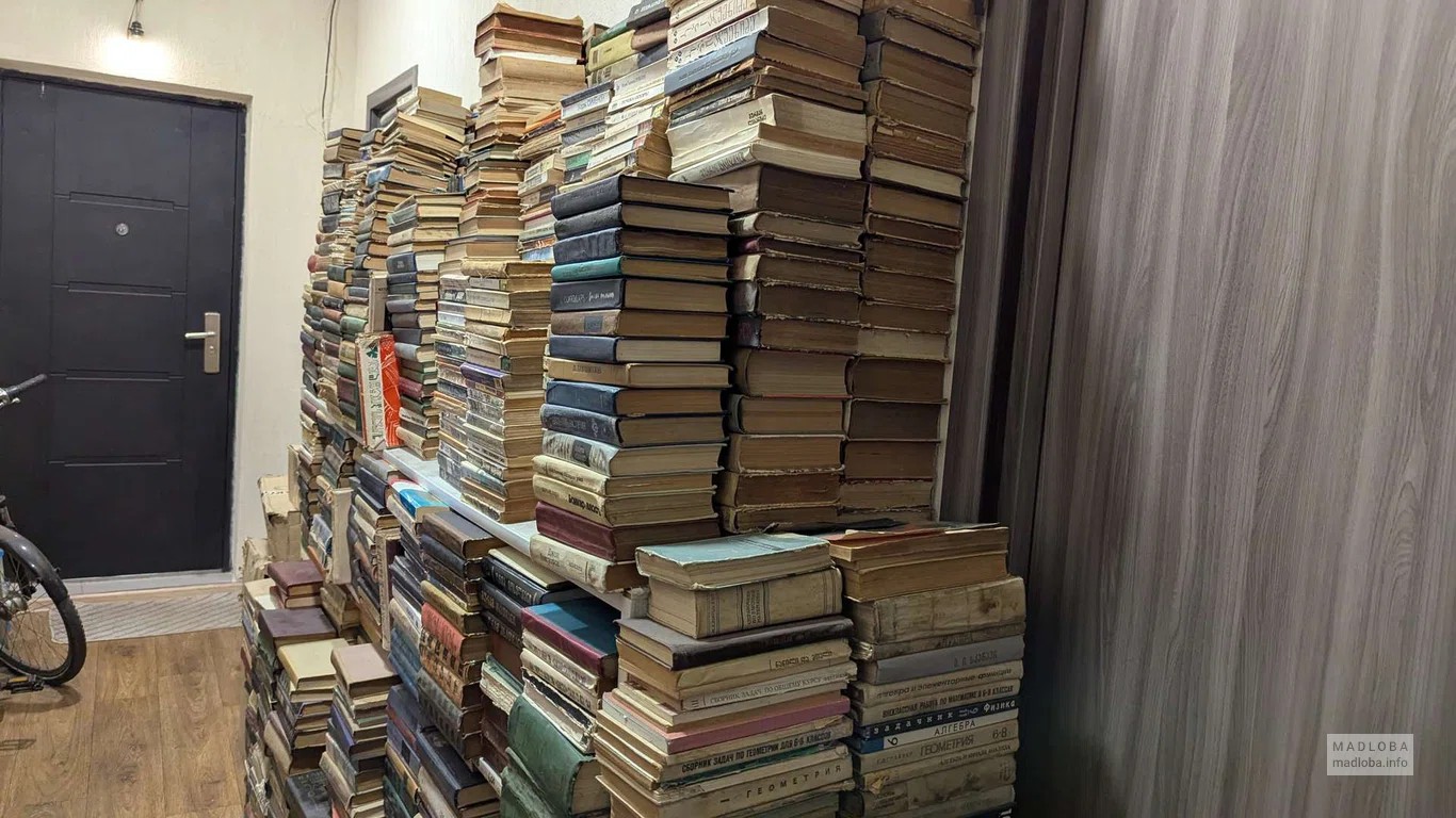 Много книг в магазине