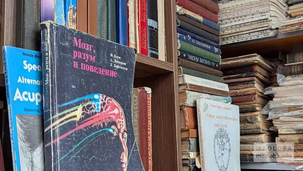 Много книг на разных языках в магазине