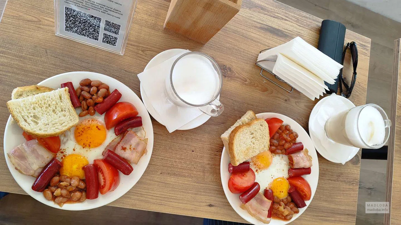 Подача завтрака в MOLOKO Coffe&Breakfast