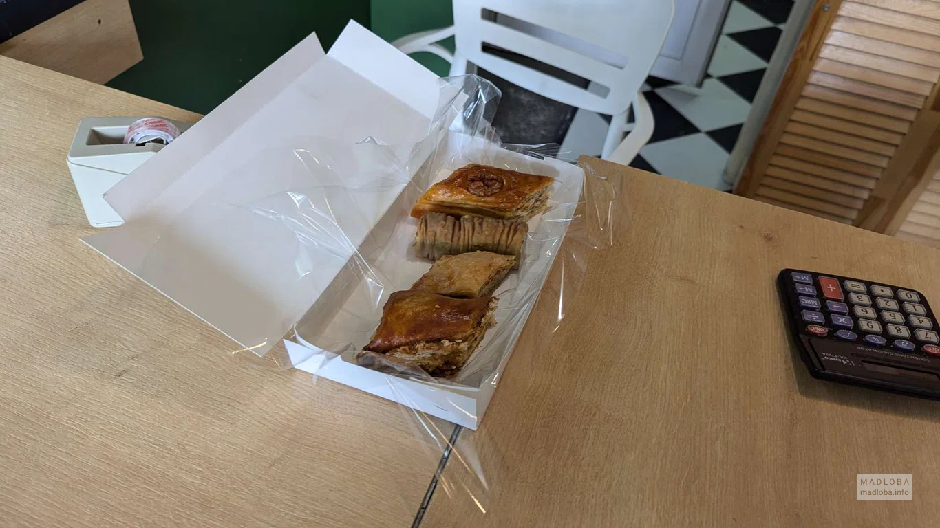 Свежая пахлава в коробке