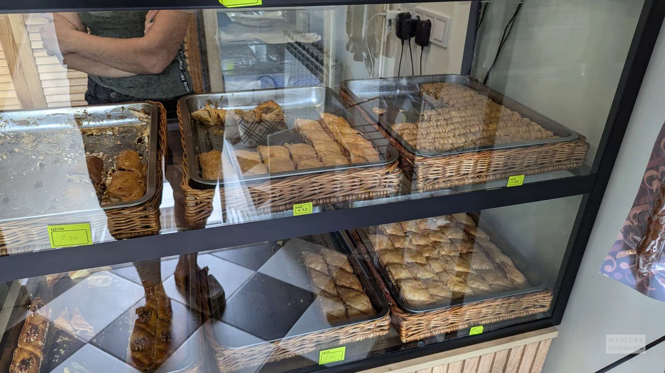 Разнообразная пахлава и десерты