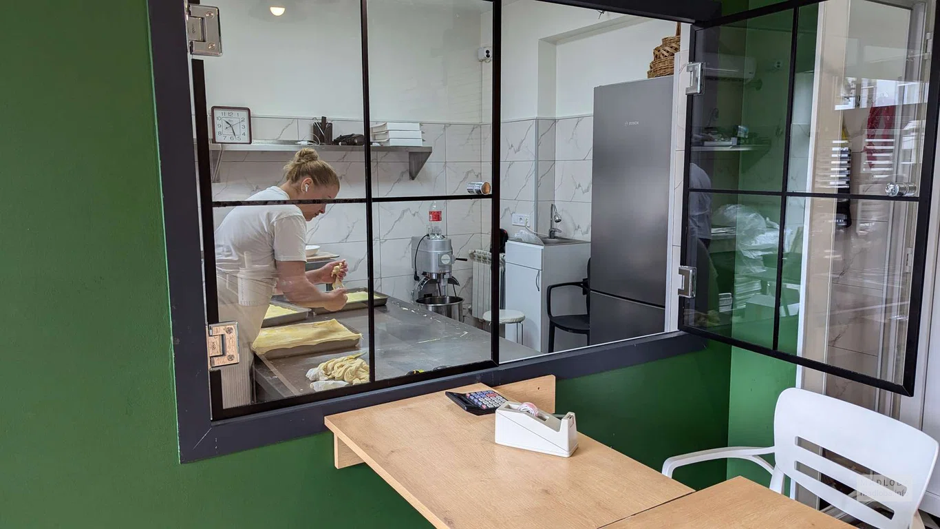 Мастер готовит сладости