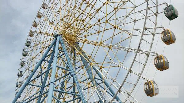 Колесо обозрения в парке Мтацминда в Тбилиси