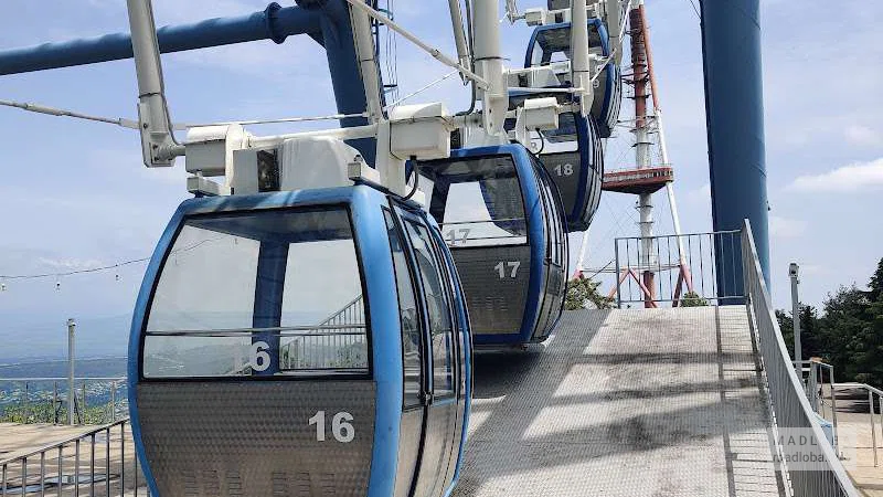 Кабинки колеса обозрения в парке