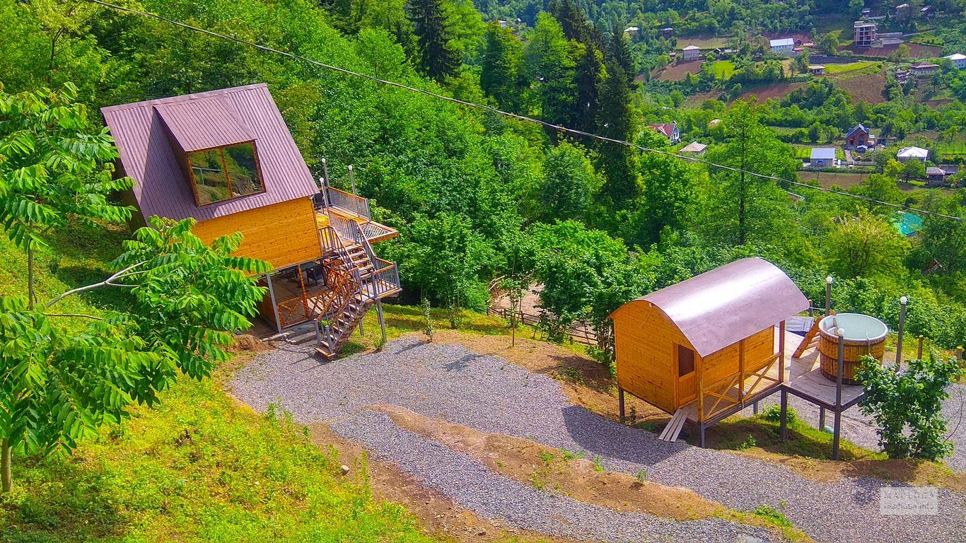 Вид сверху на коттедж для отдыха в горах "Cliffside"