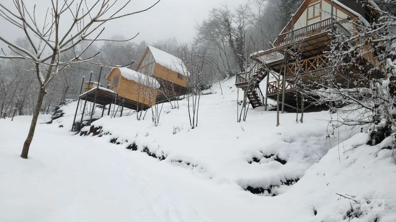 Коттедж для отдыха в горах "Cliffside" зимой