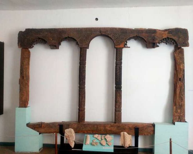 Краеведческий музей Каспи - деревянная канкели (алтарная перегородка).jpg