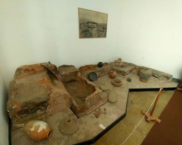 Краеведческий музей Каспи - реконструкция раскопок в Ховле.jpg