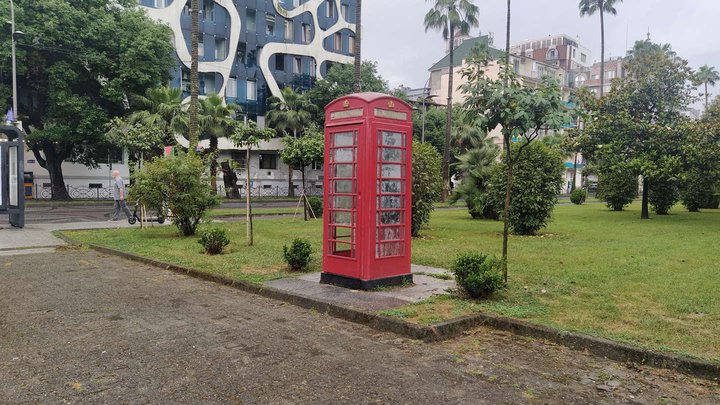 Red London telephone box