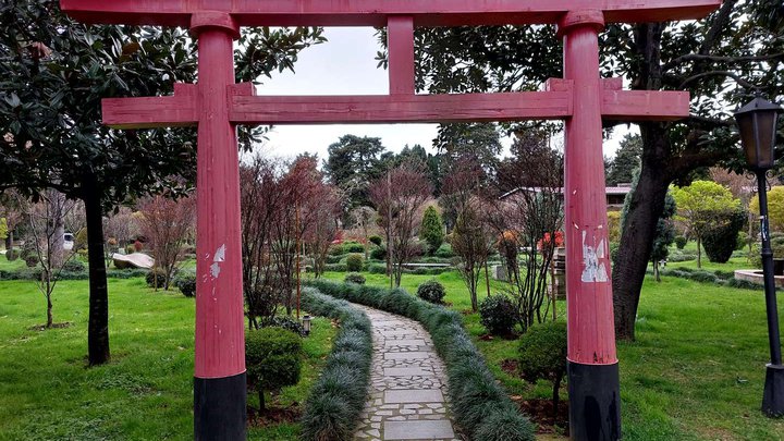 Красные японские ворота без створок (Тории)