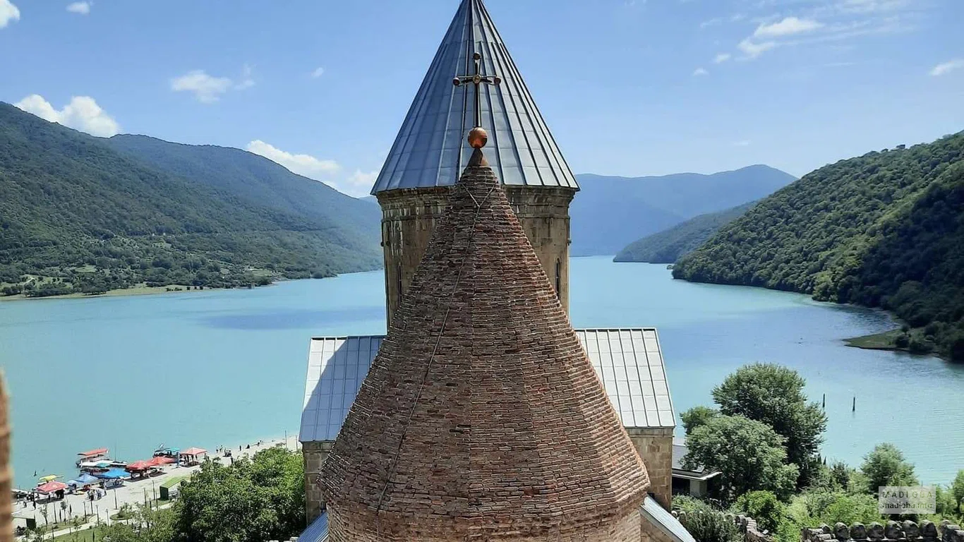 Крепость Ананури и водохранилище