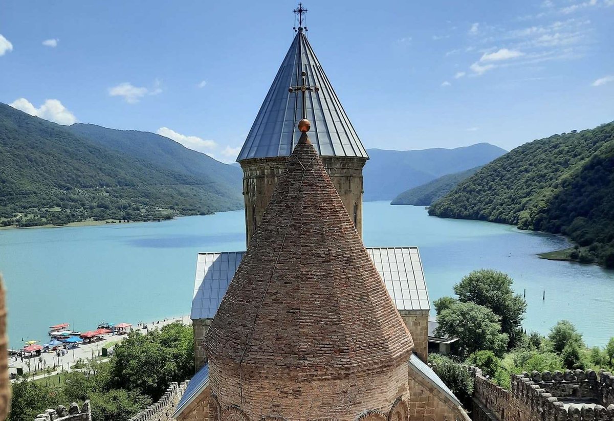 Крепость Ананури и водохранилище