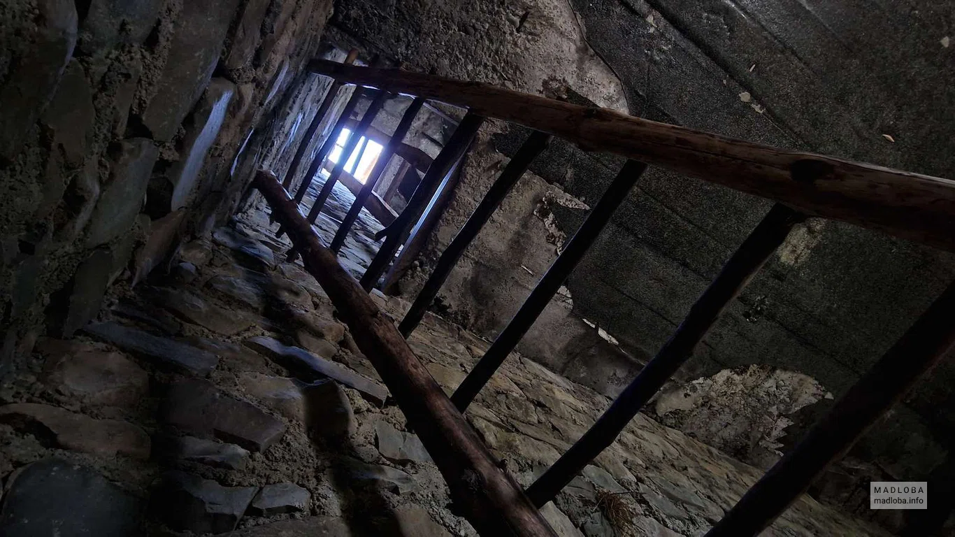 Лестница в крепости Эрцо