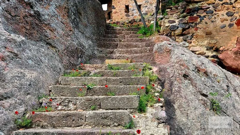 Лестница в крепости Квеши